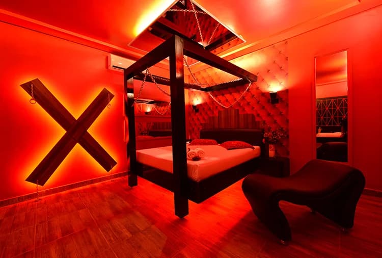 Suíte Provocante 34 - Quarto Vermelho, no Ele & Ela Motel